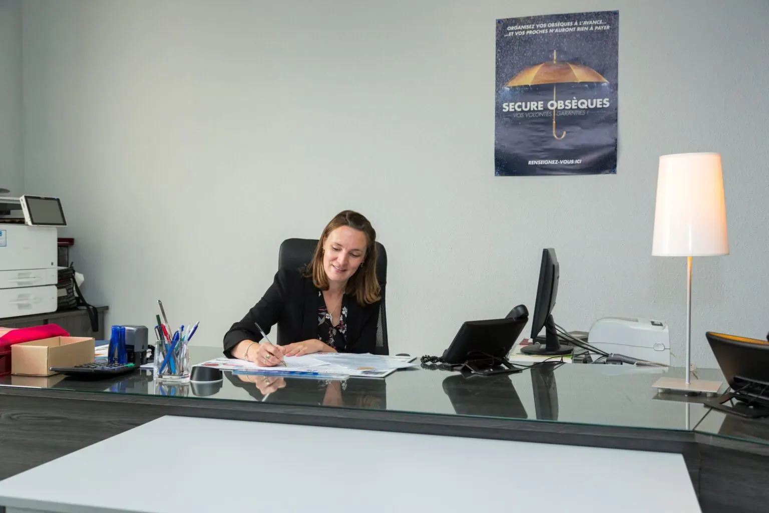 Conseillère funéraire travaillant à son bureau dans une agence.