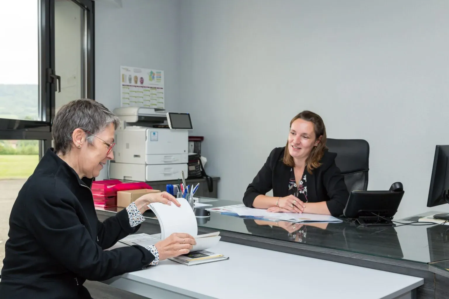 Entretien conseil entre une conseillère funéraire et une cliente.