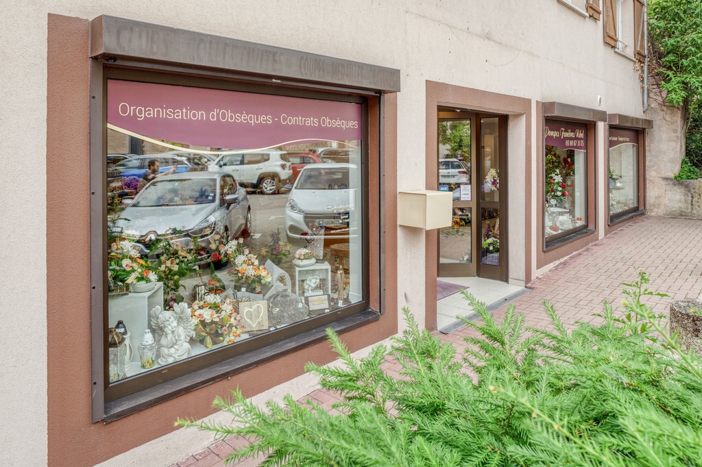 fleurs dans un vase dans un cimetiere